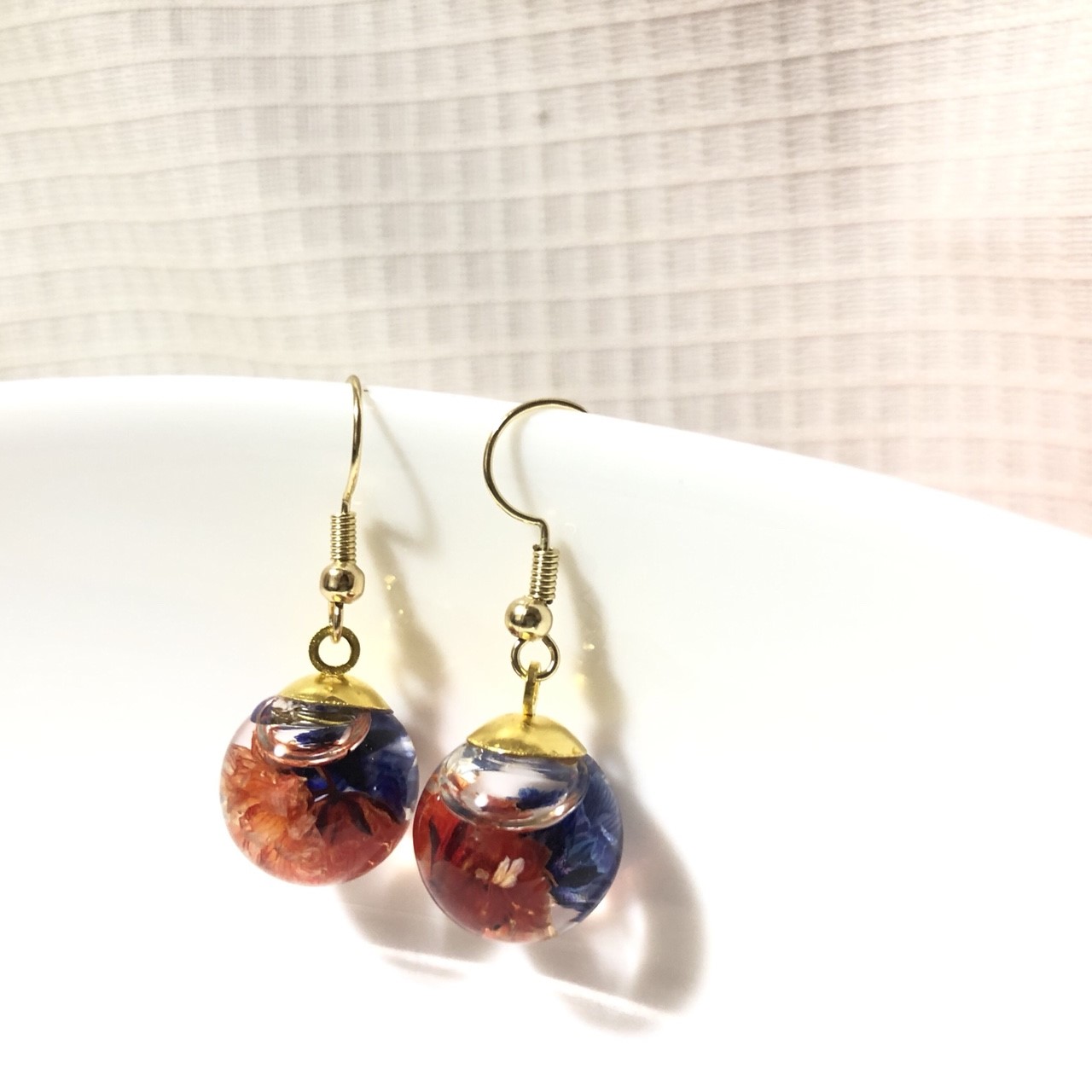 ハーバリウムピアス カスミ草 花 青 オレンジ アレルギー対応 Hanatemari ハーバリウムピアス カスミ草 花 青 オレンジ アレルギー対応 Hanatemari
